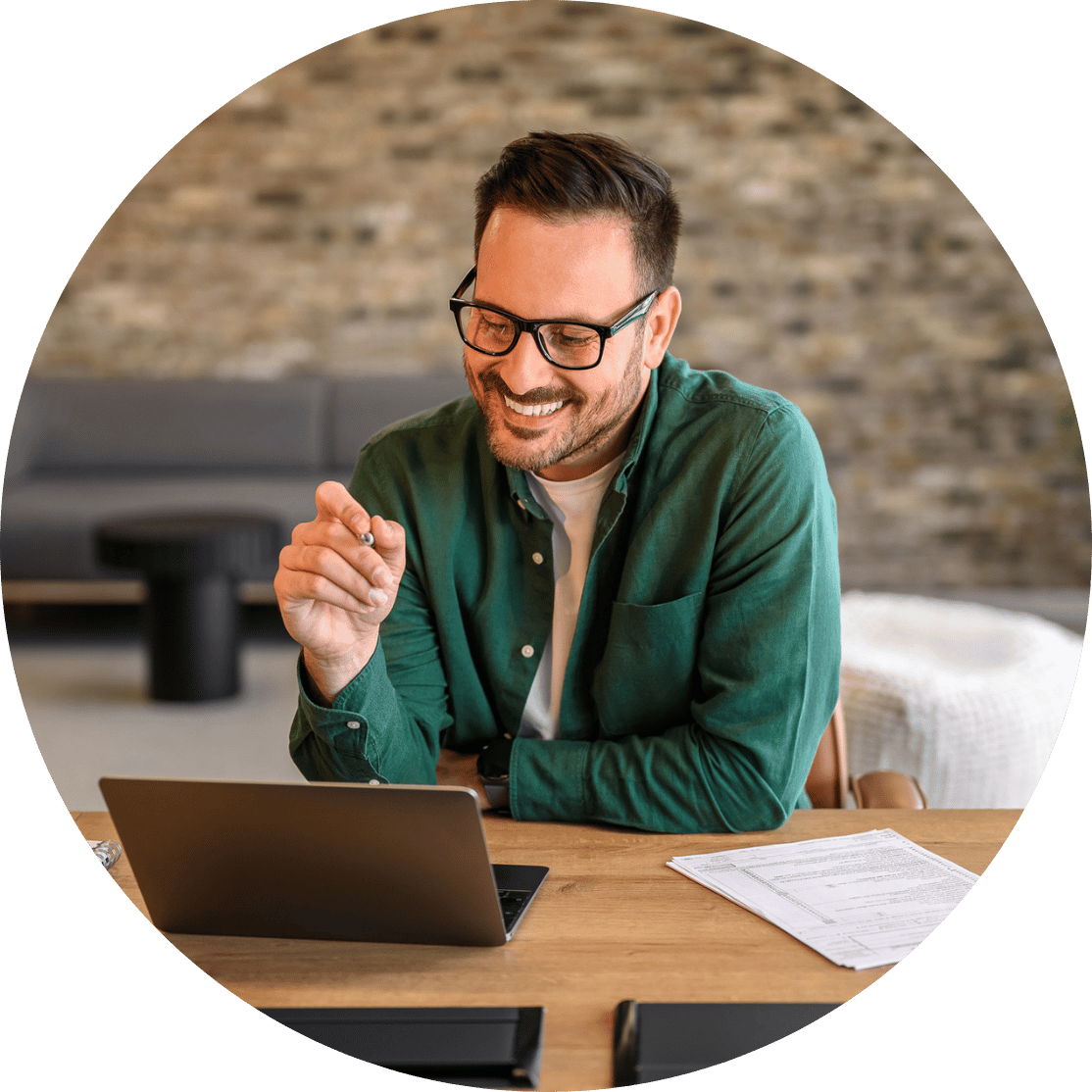 om-website-service-ai-personalization-desk-laptop